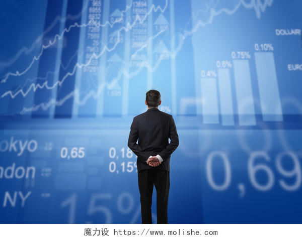 蓝色商务金融股市观察图形数字了解市场行情的职业装男人背影人物智能财务图片